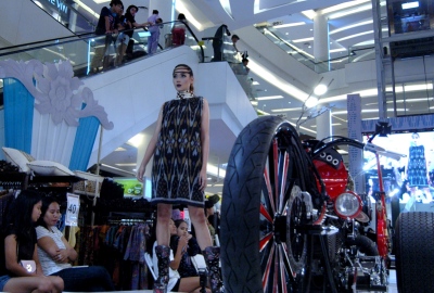 Model menampilkan busana batik dalam Batik Fashion Rock Show di Living World.(bud)