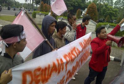 Mahasiswa unjuk rasa di depan gedung DPRD Kota Tangerang. (nai)