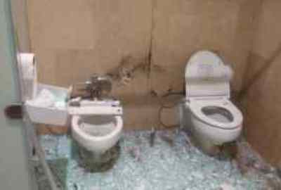 toilet pria yg diduga terjadi ledakan bom
