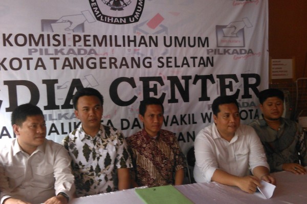 KPU dan Panwaslu Tangsel memberikan keterangan kepada wartawan. (one)