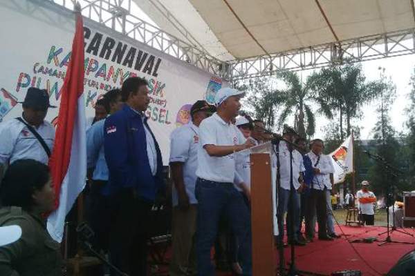 Ikhsan Modjo saat orasi politik pada pelaksanaan karnaval Pilkada Tangsel. (fid)