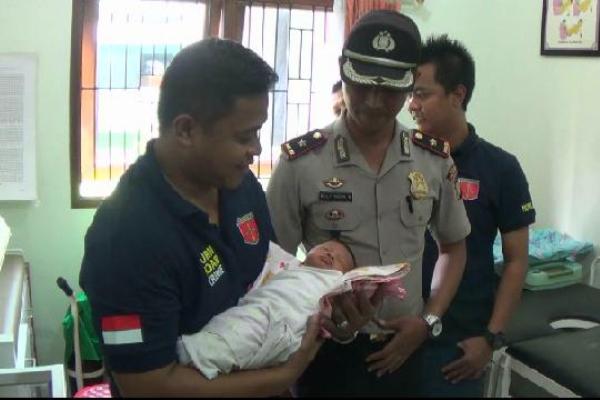 Bayi yang ditemukan di Jatiuwung mendapat perawatan. (don)