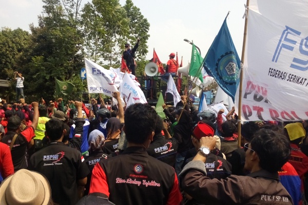 Buruh unjuk rasa soal penolakan RPP Pengupahan di kantor Walikota Tangerang. (nai)