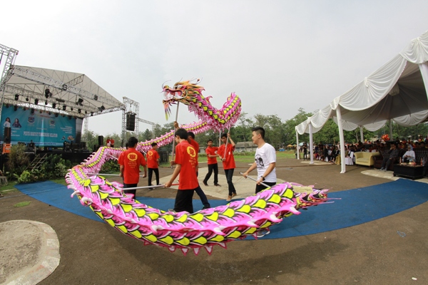 Kegiatan Festival Barongsai yang digelar Kantor Budpar di Taman Kota II.