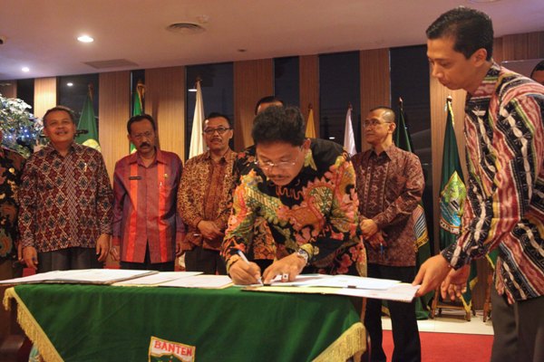 Wakil Walikota Tangerang menandatangani kesepakatan bersama soal Jabodetabekjur. (ist)
