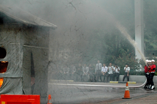 Petugas memadamkan kobaran api dalam simulasi kebakaran di Supermal Karawaci. (bud)
