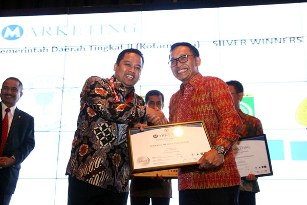 Walikota Tangerang, Arief R Wismansyah saat menerima penghargaan. (ist)
