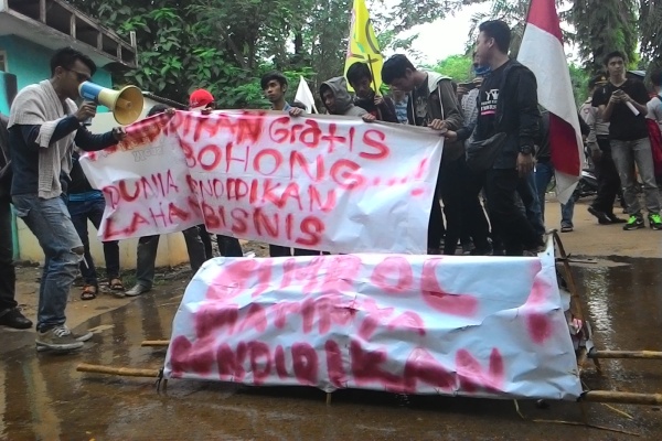 Massa Gemar Kosgoro berunjuk rasa di depan kantor Dinas Pendidikan Kota Tangsel. (hen)