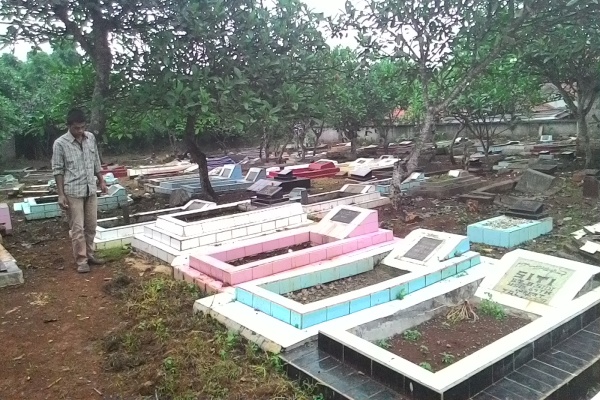 Warga melintas di pemakaman daerah Kelurahan Pondok Pucung, Pondok Aren. (hen)