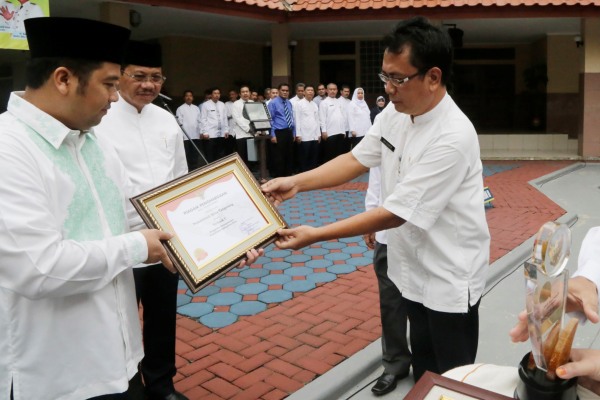 Sekda Kota Tangerang menyerahkan BKN Award kepada Walikota Tangerang. (ist)