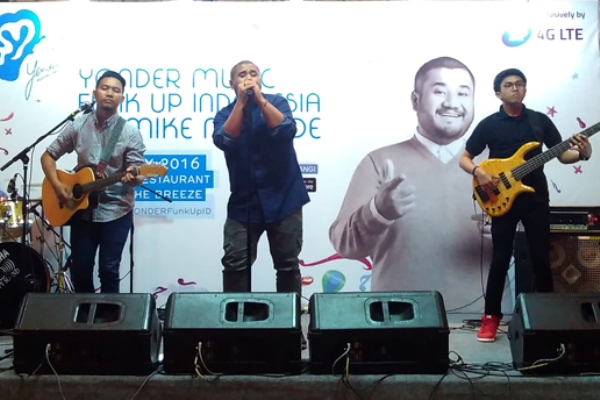 Mike Muhede perform di The Breeze BSD. (bd)
