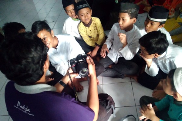 Anak Panti Asuhan Da'arul Hikmah antusias mengikuti materi pengenalan fotografi. (bd)