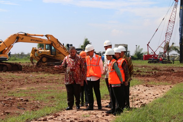 Presiden Joko Widodo berdiskusi dengan Dirut PT PLN Sofyan Basyir (kiri) didampingi Menteri ESDM Sudirman Said (kedua kanan) dan Menteri BUMN Rini Soemarno (kanan) meninjau lokasi Ground Breaking proyek PLTU Lontar. (eni)