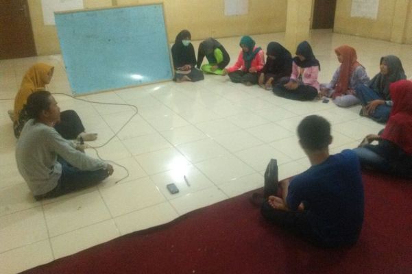 Mahasiswa dari HMB saat diskusi membahas masalah sosial dan politik di Banten. (ist)