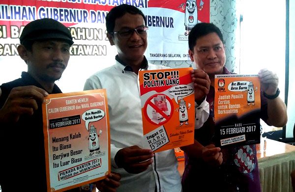 Komisioner KPU Banten dan KPU Tangsel menunjukan alat peraga sosialisasi Pilgub Banten. (bd)