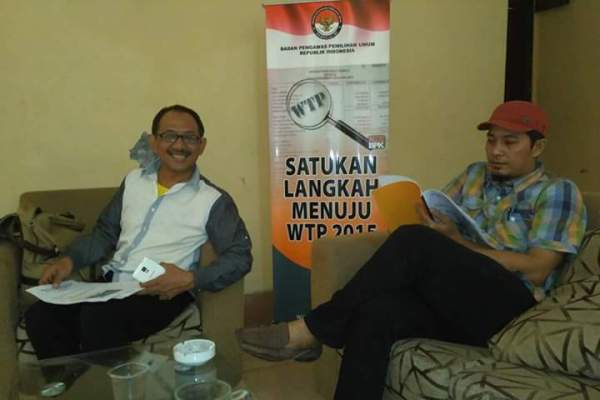 Direktur LKP, Ibnu Jandi (kiri) di kantor Bawaslu Banten. (ist)