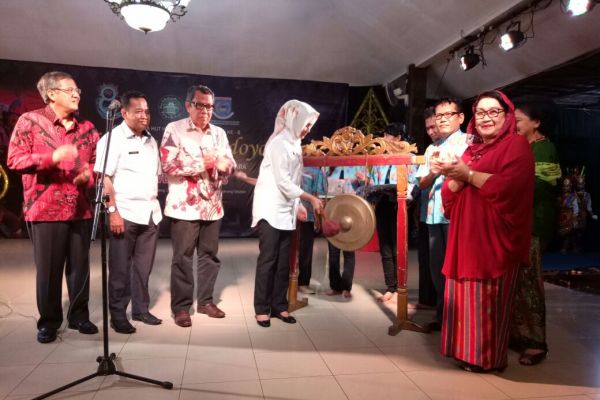 Walikota membuka Festival Puspo Budoyo di Sanggar Puspo Budoyo Ciputat. (nad)