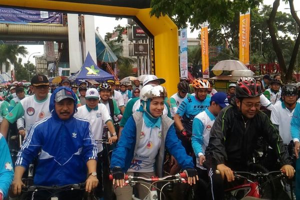 Walikota Tangsel mengikuti Fun Bike HUT ke-8 Kota Tangsel di Serpong. (zah)